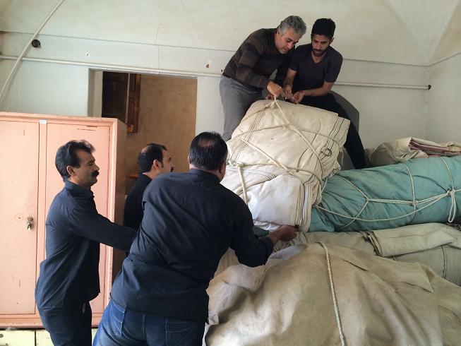 علیرضا پویافر گزارش تصویری: برافراشتن پوشش امام حسینی خانه مرتاضیه بیش از پنجاه سال