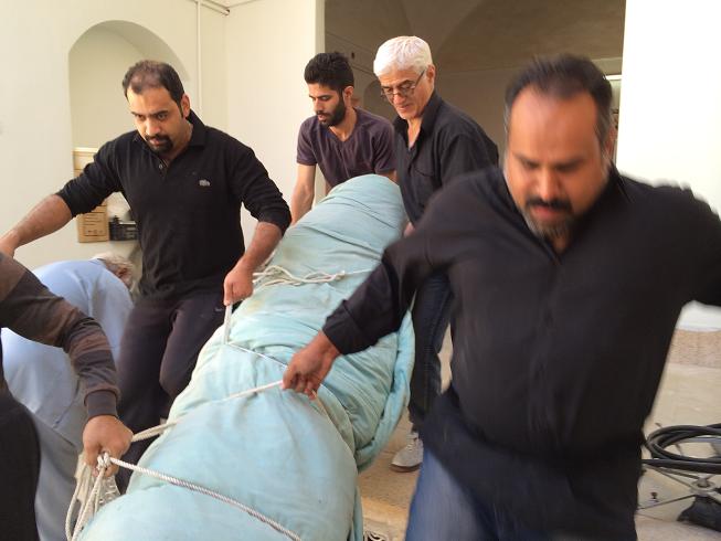 علیرضا پویافر گزارش تصویری: برافراشتن پوشش امام حسینی خانه مرتاضیه بیش از پنجاه سال