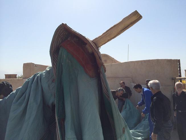 علیرضا پویافر گزارش تصویری: برافراشتن پوشش امام حسینی خانه مرتاضیه بیش از پنجاه سال