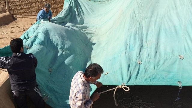 علیرضا پویافر گزارش تصویری: برافراشتن پوشش امام حسینی خانه مرتاضیه بیش از پنجاه سال