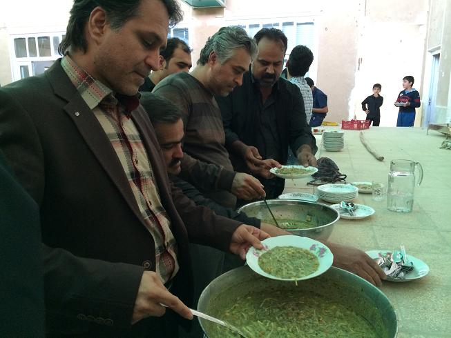 علیرضا پویافر گزارش تصویری: برافراشتن پوشش امام حسینی خانه مرتاضیه بیش از پنجاه سال