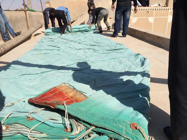 علیرضا پویافر گزارش تصویری: برافراشتن پوشش امام حسینی خانه مرتاضیه بیش از پنجاه سال