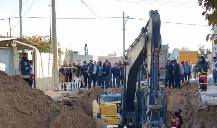 ریزش چاه در اکرم‌آباد یزد؛ تلاش تیم‌های آتش‌نشانی برای نجات مقنی