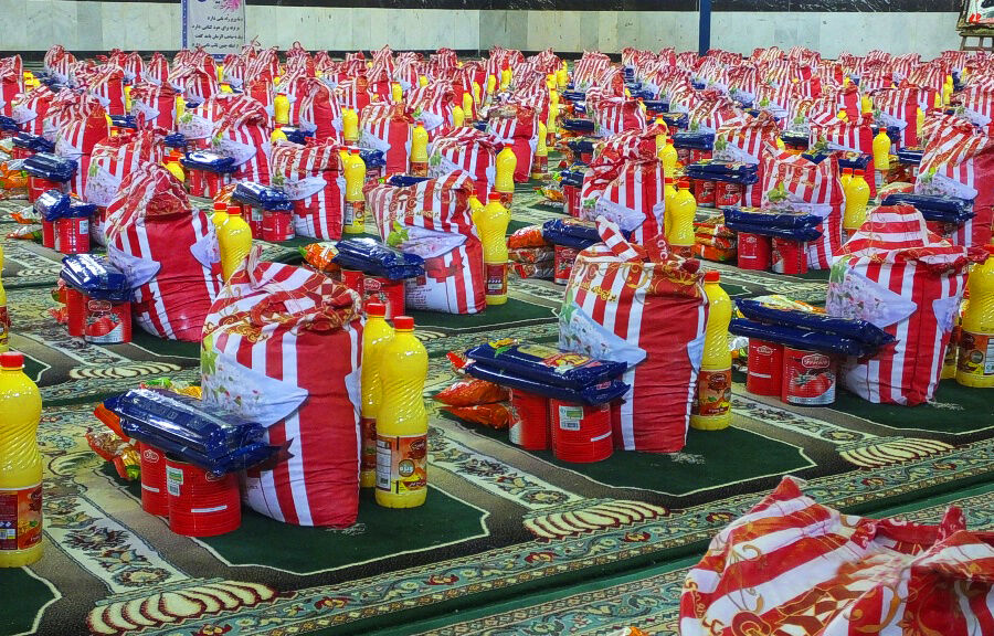 توزیع بسته معیشتی در مهریز و خضر آباد