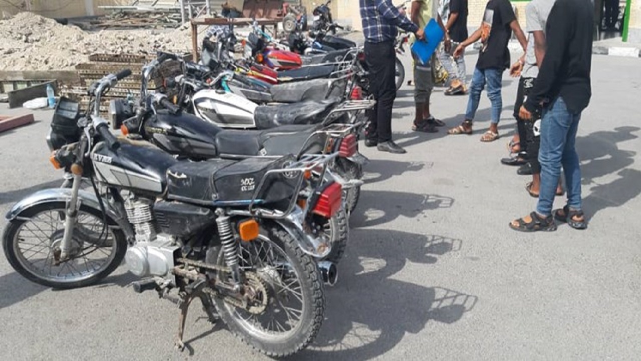 سارقان موتورسیکلت در دام قانون
