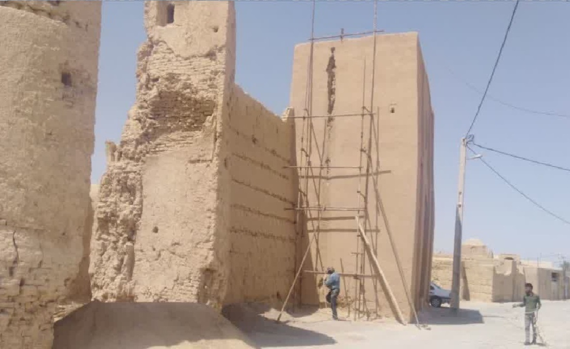 آغاز مرمت دروازه قلعه شهرآباد در ابرکوه