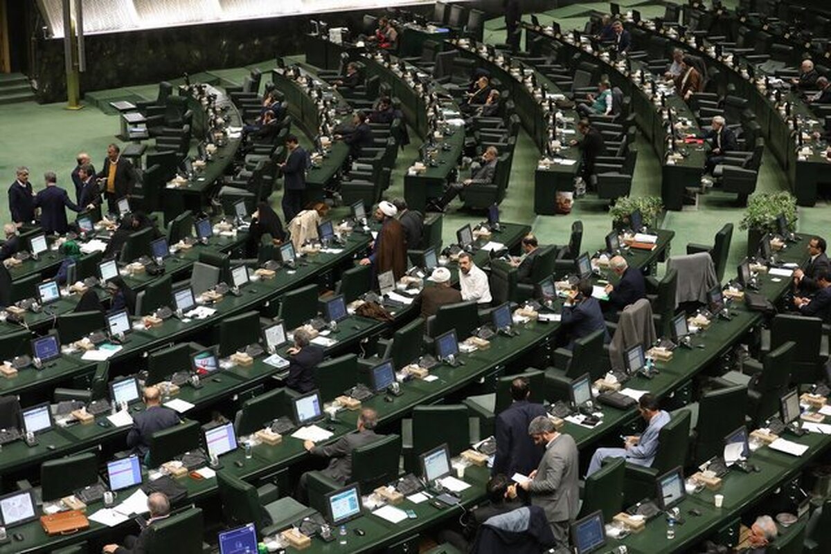 آغاز جلسه علنی مجلس با حضور پزشکیان؛ استیضاح وزیر اقتصاد در دستور کار