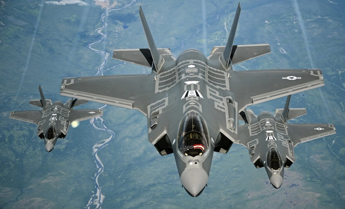 فیلم| جنگنده اف-۳۵ B چگونه به صورت عمودی بلند می‌شود و فرود می‌آید؟