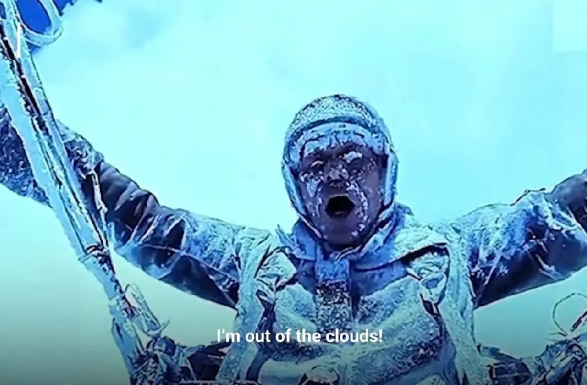 فیلم| پاراگلایدرسواری که در ارتفاع ۸۵۰۰ متری یخ زد!