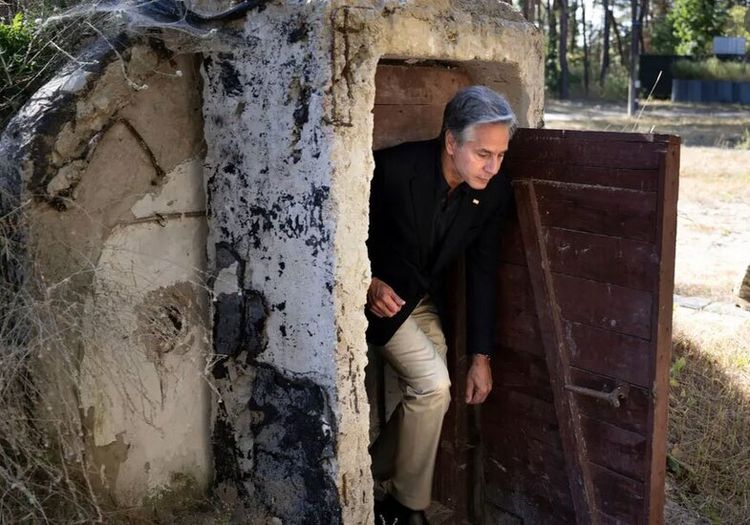 عکس:آنتونی بلینکن، وزیر امور خارجه آمریکا، هنگام بازدید از یک پناهگاه در کی یف اوکراین/ آسوشیتدپرس