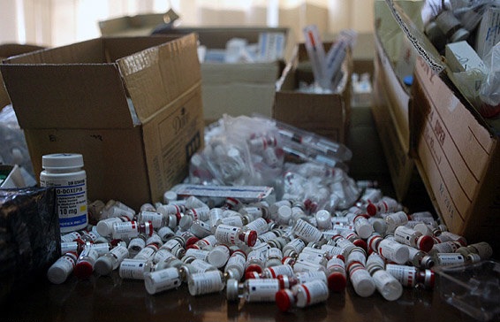 کشف انواع داروی قاچاق از انبار شرکت پست خصوصی در کرمان