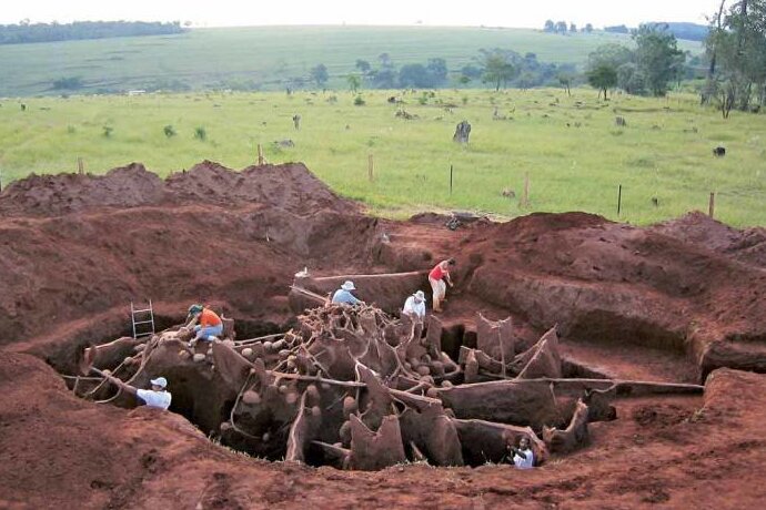 بتن‌ریزی در لانه عظیم مورچه‌ها و کشف شهری شگفت‌انگیز