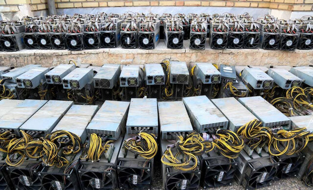 آتش‌سوزی، منجر به کشف ۱۱۰ دستگاه ماینر غیرمجاز در زرند شد