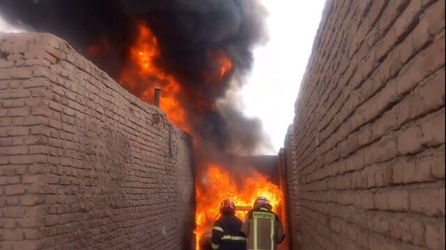 سوخت قاچاق، خانه روستایی در زرند را به آتش کشید