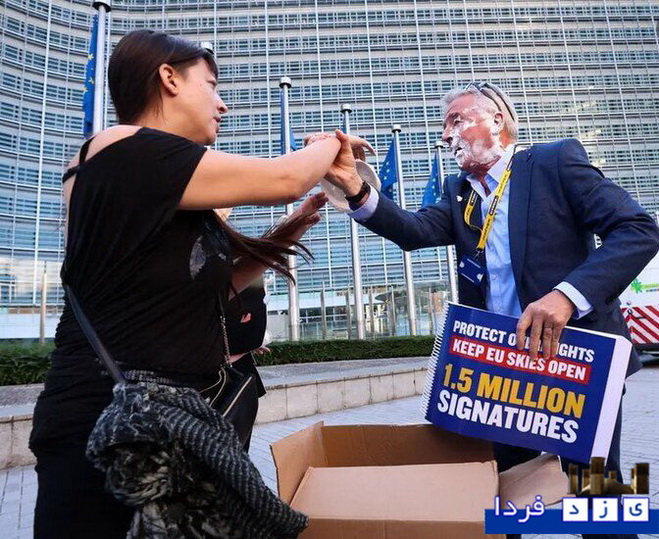 عکس:زدن کیک خامه ای به صورت مدیر عامل شرکت هواپیمایی رایان ایر در اعتراض به اخراج کارگران/ بروکسل/ EPA