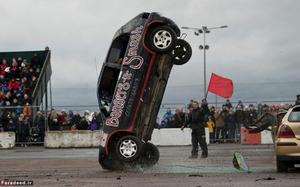 عکس/ حرکت نمایشی عجیب با خودرو