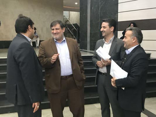 فرماندار ویژه طبس در حاشیه نشست استانداران ادوار خراسان، رئیس سازمان مدیریت بحران کشور را در راهرو همایش، پای امضای سندی میلیاردی کشاند.