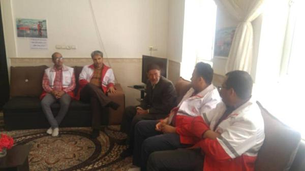 دیدار جوانان و امدادگران هلال احمر ابرکوه با خانواده شهید امدادگرمحمد دهقان بمناسبت هفته هلال احمر  