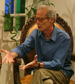 پسرخوانده مهدی آذر یزدی صندلی نداشتیم به جلال آل‌احمد تعارف كنیم