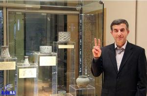  عکس انتخاباتی مشایی با عتیقه‌ها 