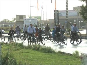 با همراهی نیروی انتظامی، همایش دوچرخه سواری در مهریز برگزار شد + تصاویر