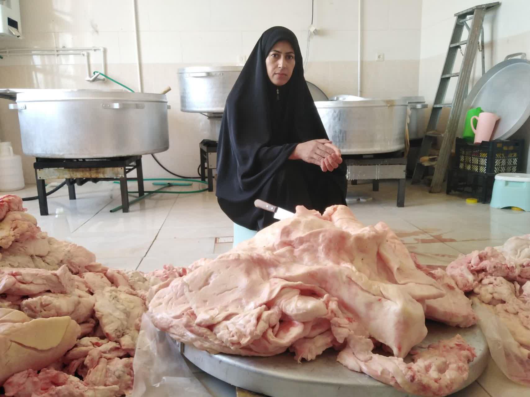 بانوی کار آفرین مهریزی کار خود را از پارکینگ منزل به صورت تک نفر شروع کرد