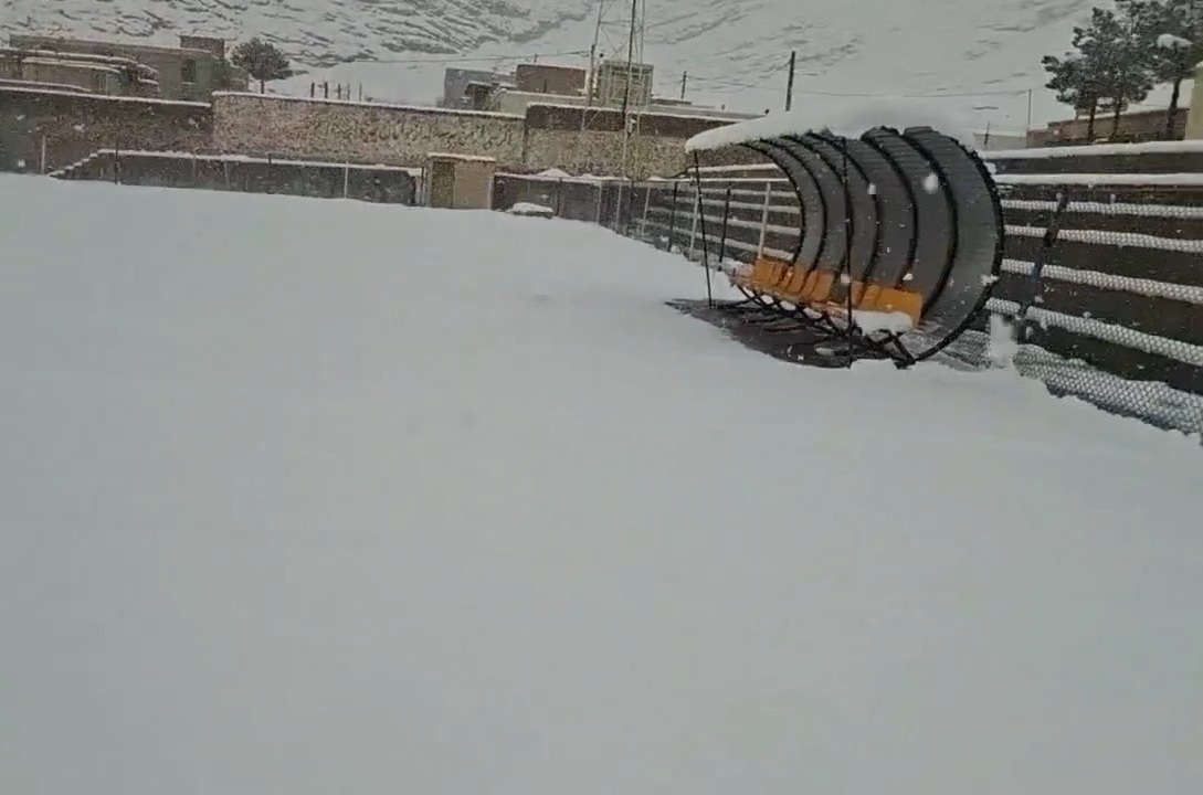 ببینید| نمایی از ورزشگاه آزادی تفت، پوشیده از برف